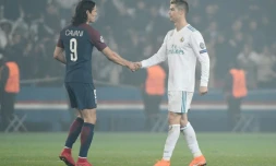 Edinson Cavani (g) serre la main de Cristiano Ronaldo après la défaite parisienne le 6 mars 2018