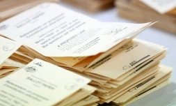 Comptage des votes à la commission électorale australienne d'Essendon, prÚs de Melbourne, le 14 octobre 2023, pendant le référendum sur les droits des AborigÚnes