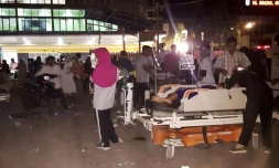 A l'extérieur d'un hôpital sur l'île indonésienne de Lombok, après un séisme de magnitude 7, le 5 août 2018