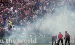 Jets de fumigènes par les supporters croates sur la pelouse lors du match de l'Euro-2016 contre la République Tchèque à Saint-Etienne, le 17 juin 2016