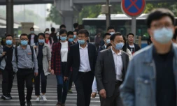 Des Chinois se rendent au travail à l'heure de pointe à Pékin le 11 mai 2021