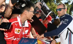 Le pilote de F1 polonais Robert Kubica (d) signe des autographes, le 23 mars 2018 à Melbourne