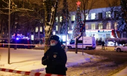 Un policier russe monte la garde sur les lieux d'une fusillade Ă Moscou, le 7 septembre 2021