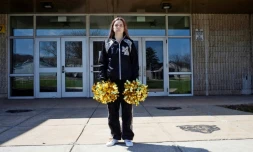Image fournie par l'organisation ACLU de la pom pom girl américaine Brandi Levy devant le lycée de Mahanoy City, en Pennsylvanie