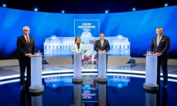 Les candidats à la présidentielle en Slovaquie Peter Pellegrini (d) et Ivan Korcok (g) avant le début d'un débat sur la chaßne de télévision RTVS le 3 avril 2024 à Bratislava