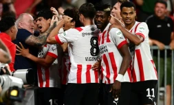 Les joueurs du PSV célèbrent le but de la qualification face à l'AS Monaco, le 9 août 2022 à Eindhoven, en 3e tour préliminaire de la Ligue des champions