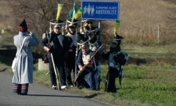 Des figurants posent devant un panneau routier signalant l'entrée d'Austerlitz