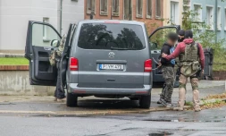 Des policiers interpellent une personne Ă Chemnitz, en Allemagne, le 8 octobre 2016