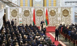 Le président bélarusse Alexandre Loukachenko prête serment pour un sixième mandat lors de sa cérémonie d'investiture, à Minsk le 23 septembre 2020