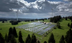 Une ferme de panneaux solaires et des éoliennes sur les hauteurs de Saint-Imier, en Suisse, le 8 mai 2024