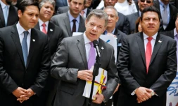 Le président colombien Juan Manuel Santos tient une copie de l'accord de paix avec les FARC, à Bogota, le 25 août 2016