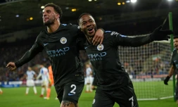 Le milieu de terrain de Manchester City Raheem Sterling (d) vient de marquer contre  Huddersfield, en Premier League, et manifeste sa joie aux côtés de son coéquipier défenseur Kyle Walker, le 26 novembre 2017 à Huddersfield