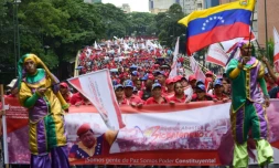 Des milliers de Vénézuéliens pro-Maduro manifestent pour dénoncer la menace d'une intervention militaire brandie par Donald Trump, le 14 août 2017 à Caracas