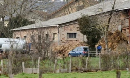 Des policiers devant la ferme en Aveyron, le 17 fĂ©vrier 2016 oĂč une conseillĂšre agricole a Ă©tĂ© retrouvĂ©e morte
