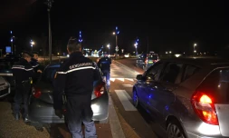 Gendarmes français effectuant des contrôles le 19 novembre 2015 à la frontière suisse à Divonne-les-Bains