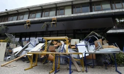 Des tables et des chaises bloquent l'accÚs à un amphithéùtre de la faculté de Droit et de Sciences politiques Paul Valéry de Montpellier, le 27 mars 2018