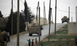 Des blindés des forces militaires de Minbej, alliées des Forces démocratiques syriennes, patrouillent à Minbej, le 3 mars 2017