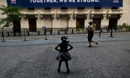 Des passants devant le New York Stock Exchange (NYSE) à Wall Street (New York), le 13 juillet 2020