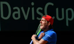Le Français Lucas Pouille en Coupe Davis face Ă  l'Italien Andreas Seppi, le 6 avril 2018 Ă  GĂȘnes
