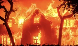 Une personne évacuée en raison des incendies à Pasadena, près de Los Angeles, en Californie, le 7 janvier 2025