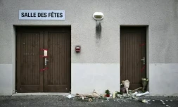 Des fleurs dĂ©posĂ©es devant la salle des fĂȘtes de CrĂ©pol, le 22 novembre 2023 dans la DrĂŽme, oĂč le jeune Thomas est dĂ©cĂ©dĂ© le 19 novembre 2023 aprĂšs avoir Ă©tĂ© blessĂ© d'un coup de couteau au cours d'un bal ( AFP / OLIVIER CHASSIGNOLE )