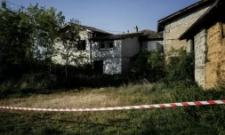 Un homme pendu a été découvert le 13 octobre 2023 dans cette ferme inhabitée de Corcelles-en-Beaujolais, dans le RhÎne, avec une sacoche contenant des documents d'identité de l'acteur Marwan Berreni, porté disparu depuis deux mois ( AFP / JEFF PACHOUD )