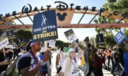 Des acteurs sur un piquet de grĂšve devant les studios Walt Disney, le 1er novembre 2023, Ă Burbank, en Californie ( AFP / Frederic J. BROWN )