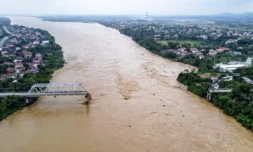 Vue aérienne du pont de Phong Chau, effondré sur le fleuve Rouge, dans la province de Phu Tho au Vietnam le 9 septembre 2024, après que le super typhon Yagi a frappé le nord du pays ( AFP / STR )