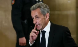 L'ancien président Nicolas Sarkozy arrive au palais de justice de Paris pour son procès en appel dans l'affaire du financement libyen, le 16 mars 2026 à Paris ( AFP / Alain JOCARD )