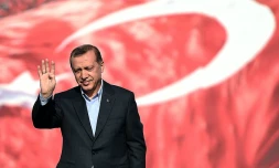 Le président turc Recep Tayyip Erdogan salue la foule rassemblée à Istanbul pour conspuer le PKK, le 20 septembre 2015