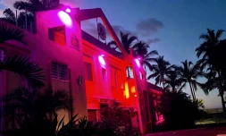 La Possession : la façade de l'hôtel de ville se teint de rose pour ce mois d'octobre rose