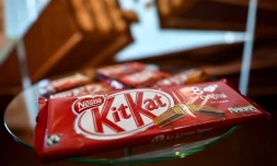 Un paquet de KitKat, de la marque Nestlé, installée en Suisse, le 20 octobre 2016. (FABRICE COFFRINI / AFP)