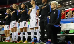 La footballeuse américaine Megan Rapinoe pose un genou à terre pendant l'hymne américain avant une rencontre entre les Etats-Unis et les Pays-Bas le 17 septembre 2016 à Atlanta.