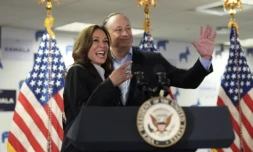 Kamala Harris aux côtés de son mari Doug Emhoff au siège de la campagne démocrate à Wilmington le 22 juillet 2022 ( POOL / Erin SCHAFF )
