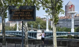 Un panneau met en garde contre une alerte canicule le 18 août 2023 à Lyon ( AFP / OLIVIER CHASSIGNOLE )