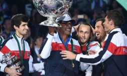 Les Bleus et le public français lors de la victoire décisive de Lucas Pouille devant Steve Darcis en finale de la Coupe Davis face à la Belgique, le 26 novembre 2017 à Villeneuve-d\'Ascq
