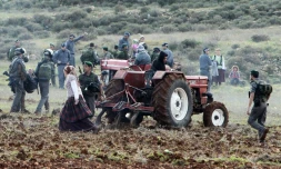 Des soldats israéliens discutent avec des colons d'Esh Kodesh qui organisent un sit-in pour empêcher les Palestiniens de travailler dans leurs champs du village de Jalod, en Cisjordanie, le 2 janvier 2013
