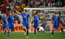Les joueurs islandais euphoriques après leur qualification pour les quarts de l'Euro devant l'Angleterre à Nice, le 27 juin 2016