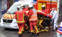 Soldats déployés à Paris après une attaque à l'arme blanche le 25 septembre 2020 près des anciens locaux de Charlie Hebdo