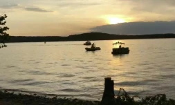 Image tirée d'une vidéo fournie le 19 juillet 2018 par le comté de Stone montrant des équipes de secours intervenant après le chavirage d'un bateau sur un lac dans le Missouri