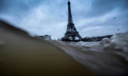 La Seine charriait trop d'eau et de bactéries à un mois de l'ouverture des Jeux olympiques de Paris (26 juillet - 11 août), renforçant les doutes sur la bonne tenue des épreuves en eau libre et de la cérémonie d'ouverture