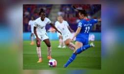 L'attaquante française Melvine Malard (g) défie la défenseuse islandaise Hallbera Gudny Gisladottir (d,) pendant l'Euro féminin 2022 au New York Stadium à Rotherham, le 18 juillet 2022.