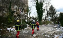 Des pompiers sur les lieux d'une explosion dans un immeuble résidentiel à Trévoux, dans l'Ain, le 16 décembre 2025 ( AFP / Olivier CHASSIGNOLE )