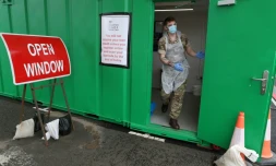 Un militaire s'apprĂȘte Ă rĂ©aliser des prĂ©lĂšvement de test au coronavirus en "drive" Ă l'aĂ©roport de Glasgow le 29 avril 2020