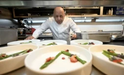 Le chef étoilé Thierry Marx dans la cuisine de l'un de ses restaurants, Madame Brasserie au premier étage de la tour Eiffel, à Paris, le 15 juin 2022 ( AFP / Emmanuel DUNAND )