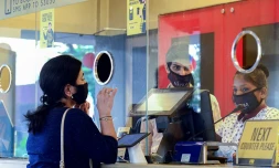 Une cinéphile achète des billets au guichet d'un cinéma de Bombay le 22 octobre 2021