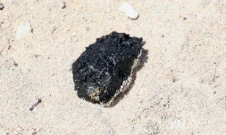 Baignade interdite à La Saline, des boulettes de fioul sur le sable