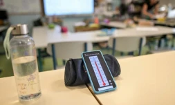 Un thermomètre dans une salle de classe d'une école élémentaire, à Billère (Pyrénées-Atlantiques), le 1er juillet 2025. (QUENTIN TOP / HANS LUCAS / AFP)
