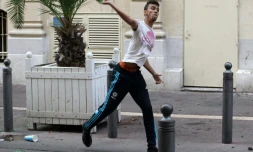 Un homme lance une bouteille de bière en direction de supporters anglais, le 11 juin 2016 à Marseille