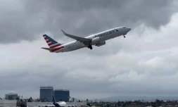 Un avion American Airlines décolle de l'aéroport international de Los Angeles, le 22 avril 2021